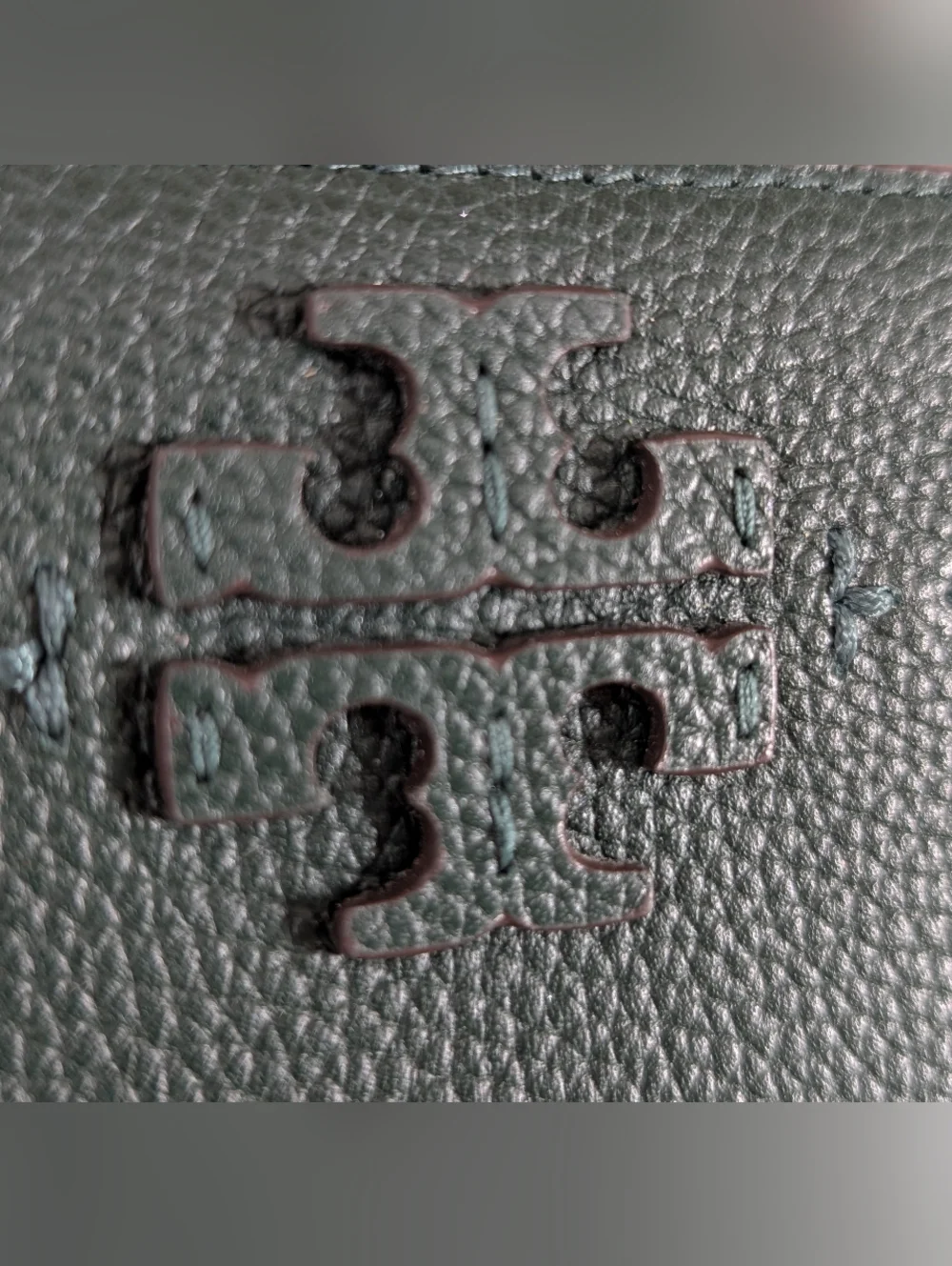 Tory Burch Pebbled Leather Card Zip Wallet - EUC - Green 4x3.75 Inches - Picture 2 of 16